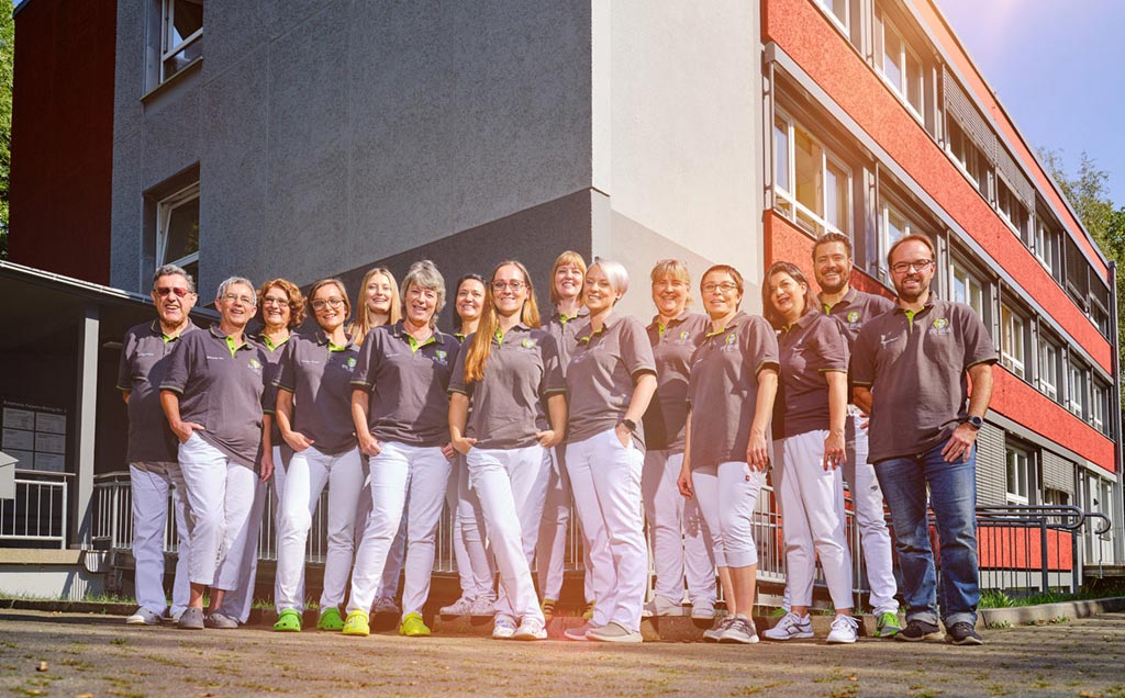 Das Team der Gemeinschaftspraxis Barthel vor dem Praxisgebäude in Chemnitz